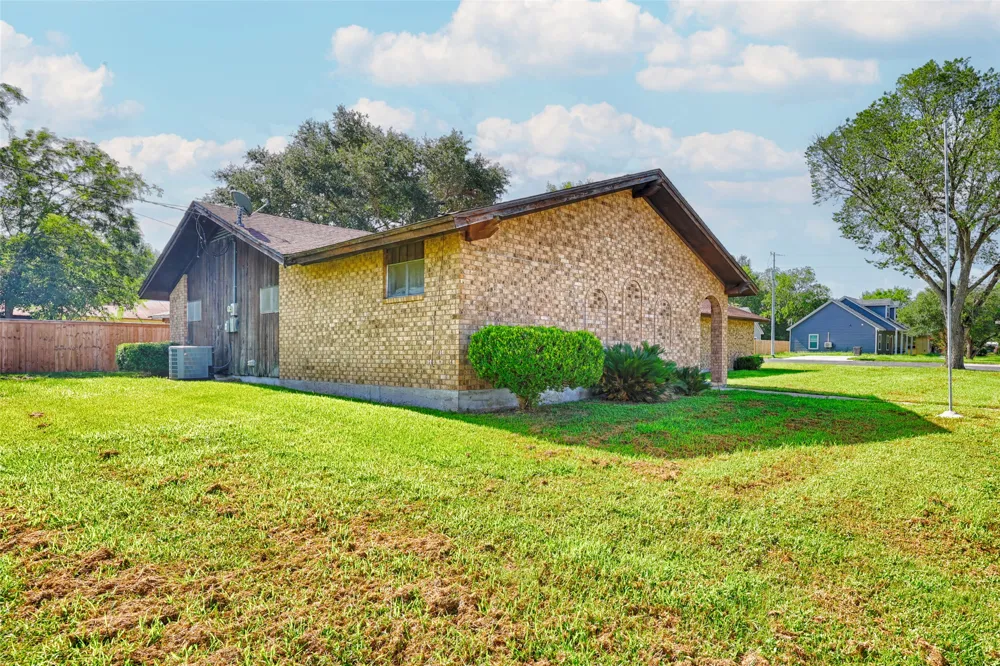 808 Herder Avenue Schulenburg, TX 78956