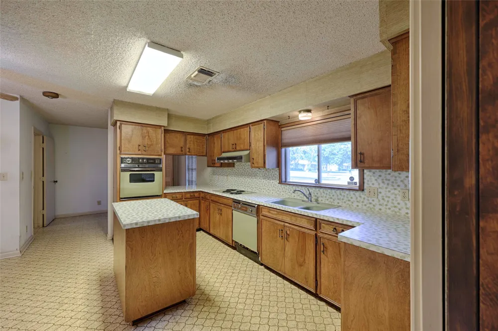 808 Herder Avenue Schulenburg, TX 78956
