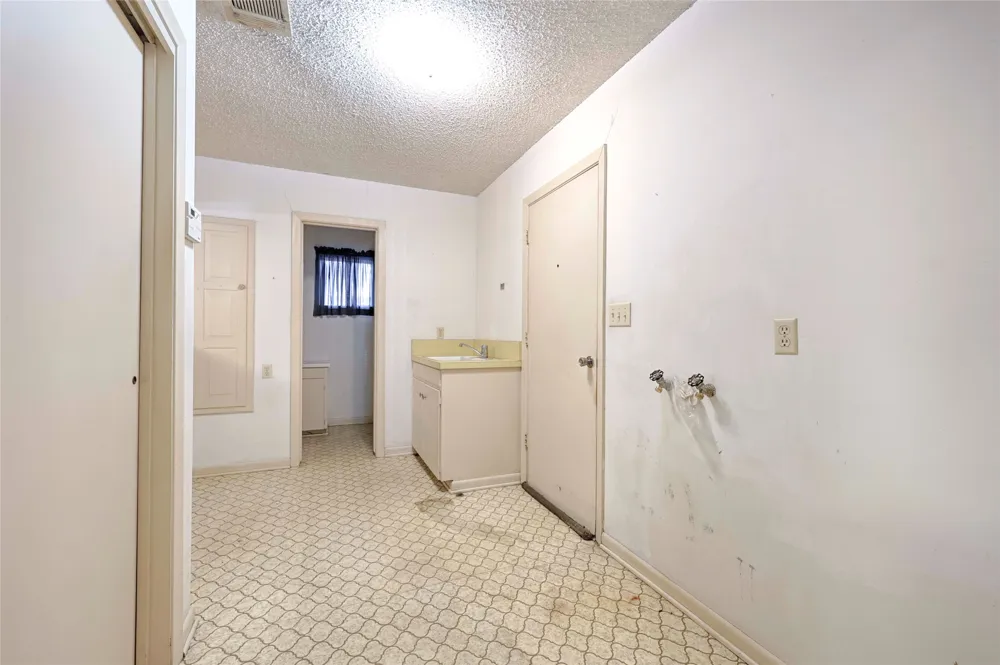808 Herder Avenue Schulenburg, TX 78956