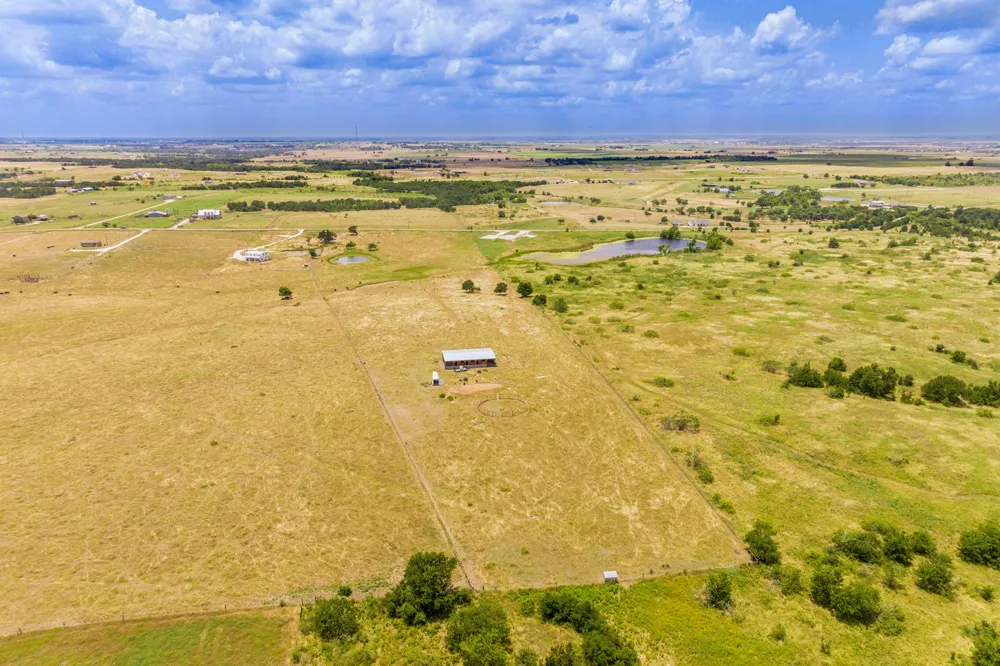 1997 County Rd 464 Coupland, TX 78615