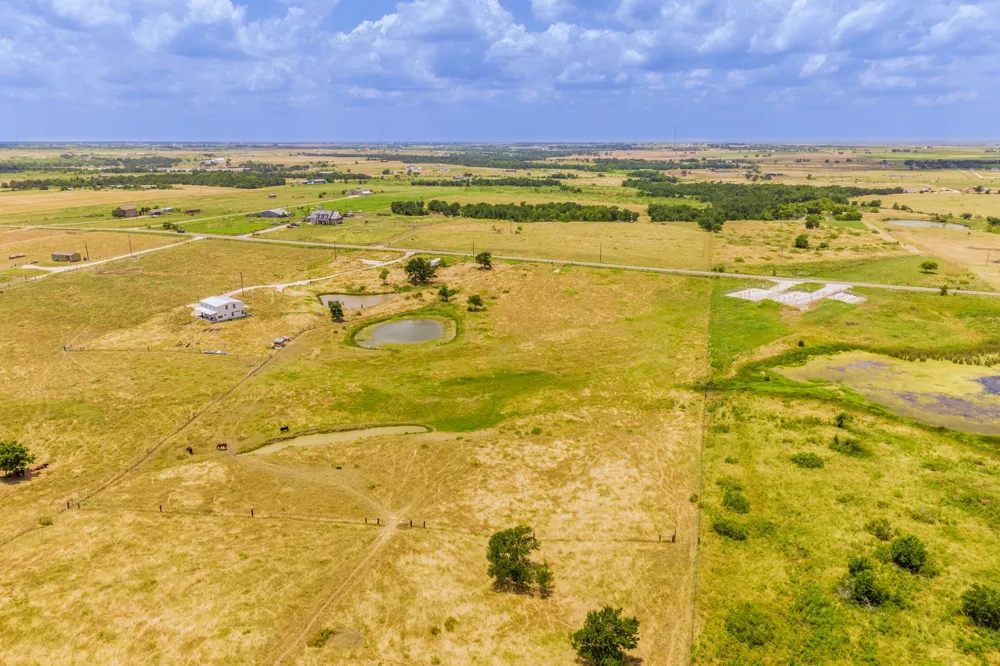 1997 County Rd 464 Coupland, TX 78615