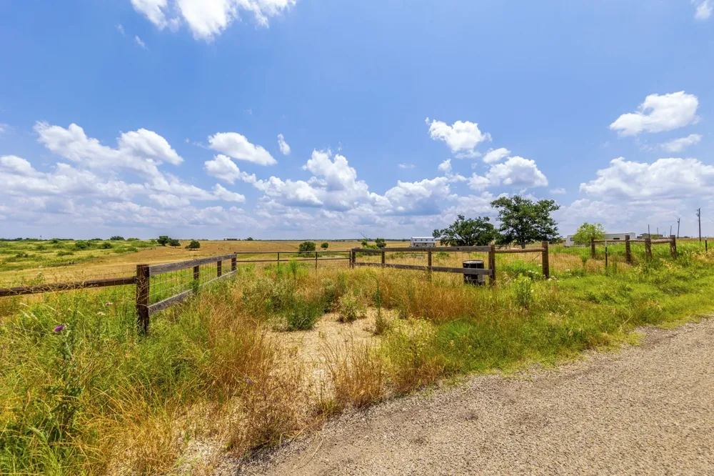 1997 County Rd 464 Coupland, TX 78615