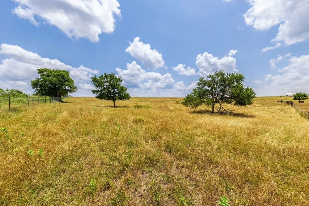 1997 County Rd 464 Coupland, TX 78615