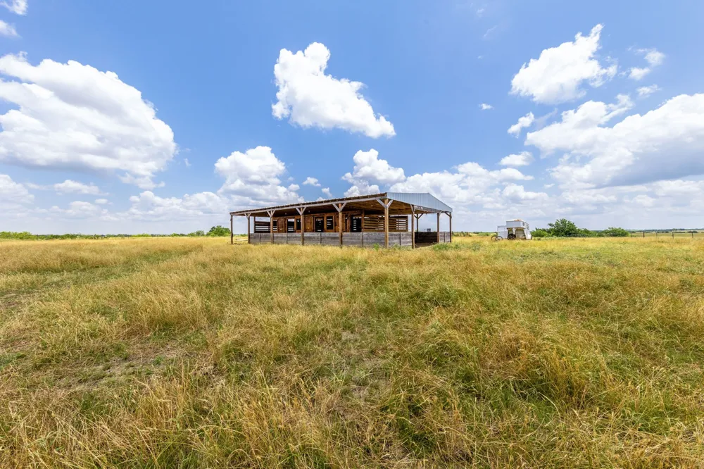 1997 County Rd 464 Coupland, TX 78615