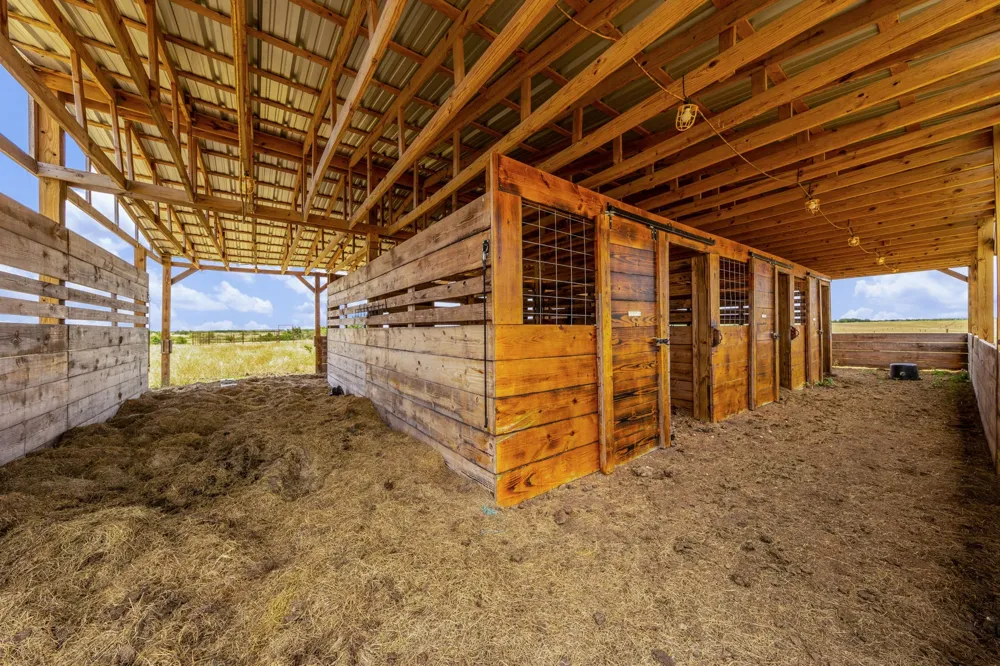 1997 County Rd 464 Coupland, TX 78615
