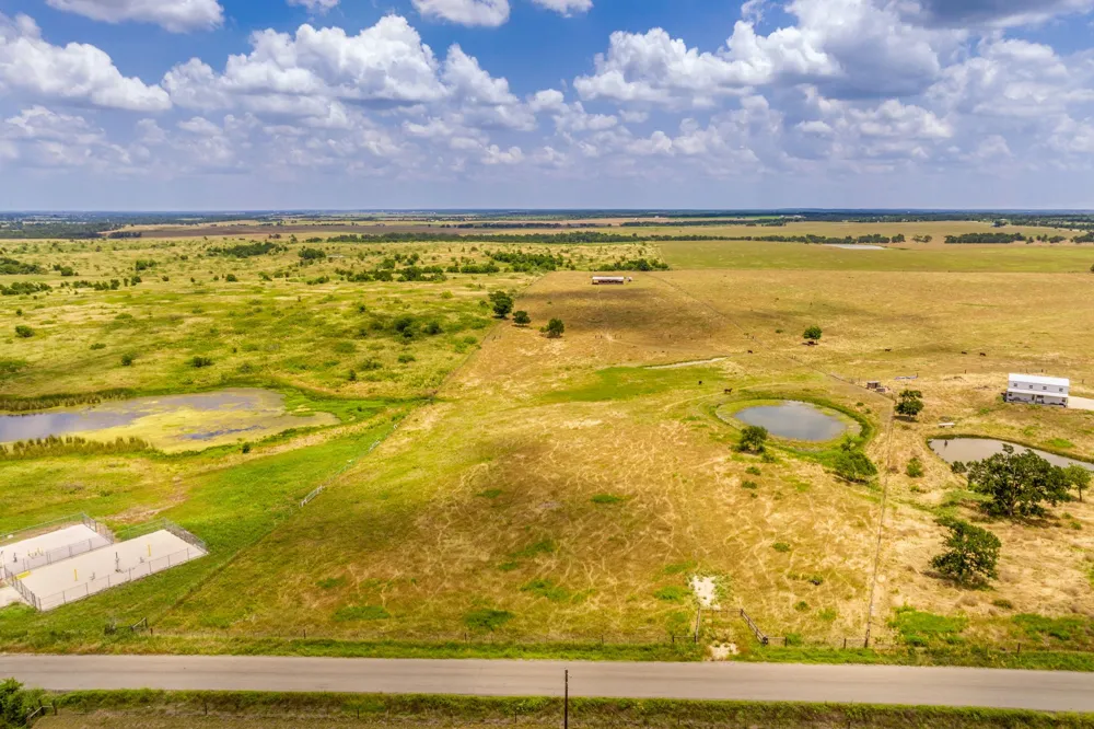 1997 County Rd 464 Coupland, TX 78615