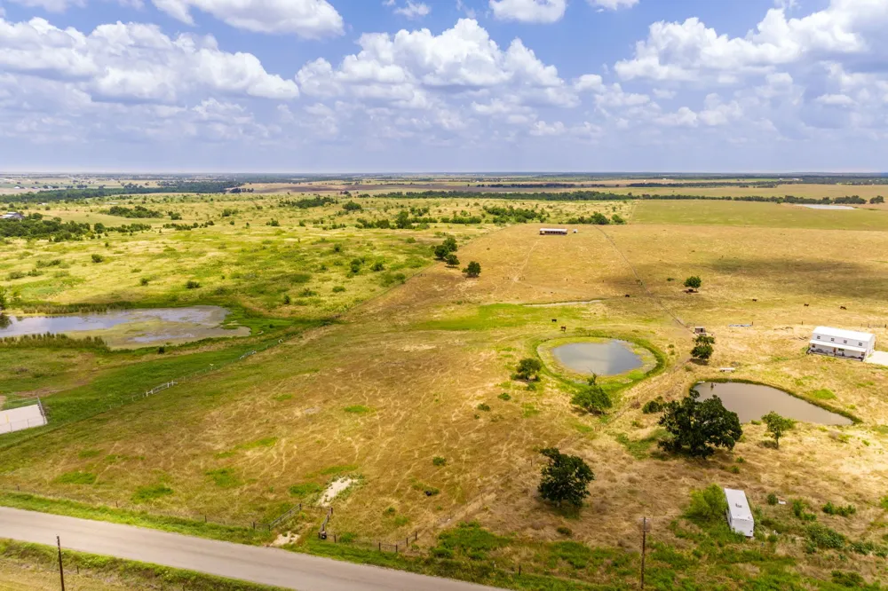 1997 County Rd 464 Coupland, TX 78615
