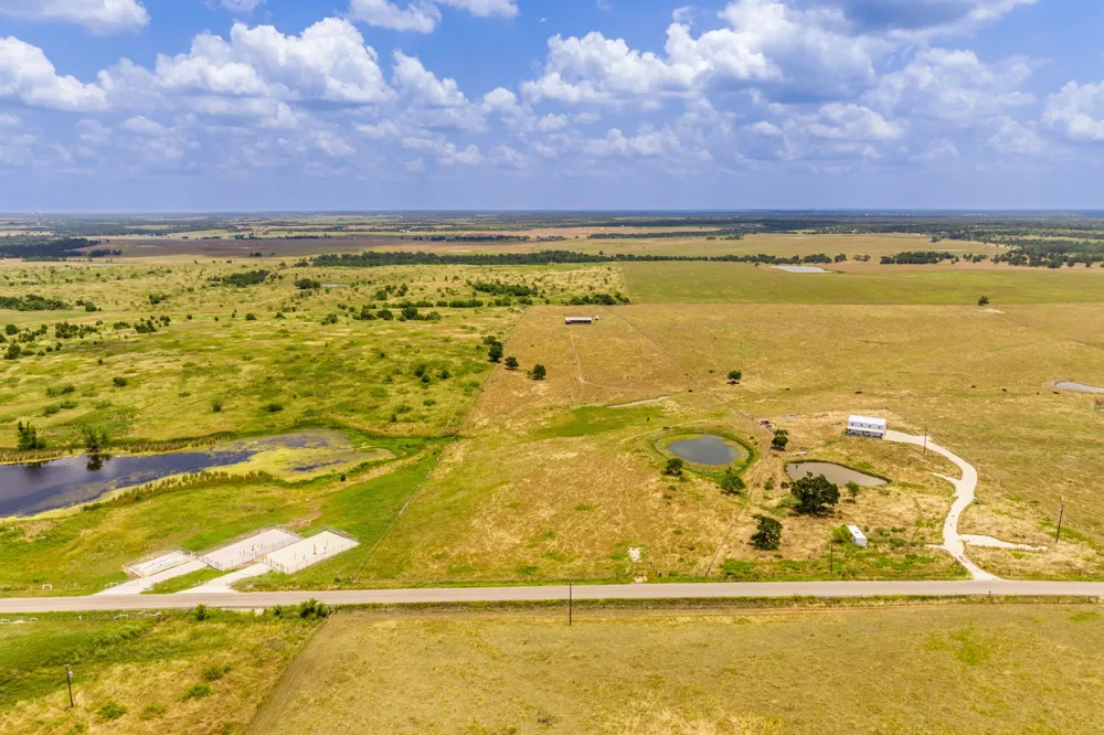 1997 County Rd 464 Coupland, TX 78615