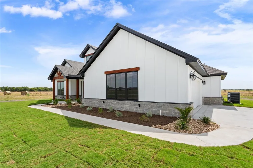 18085 Round Hall Road Holland, TX 76534
