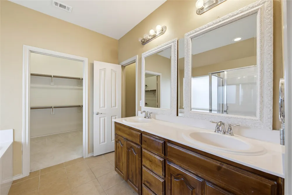 11 Beechcreek Drive Edgecliff Village, TX 76134