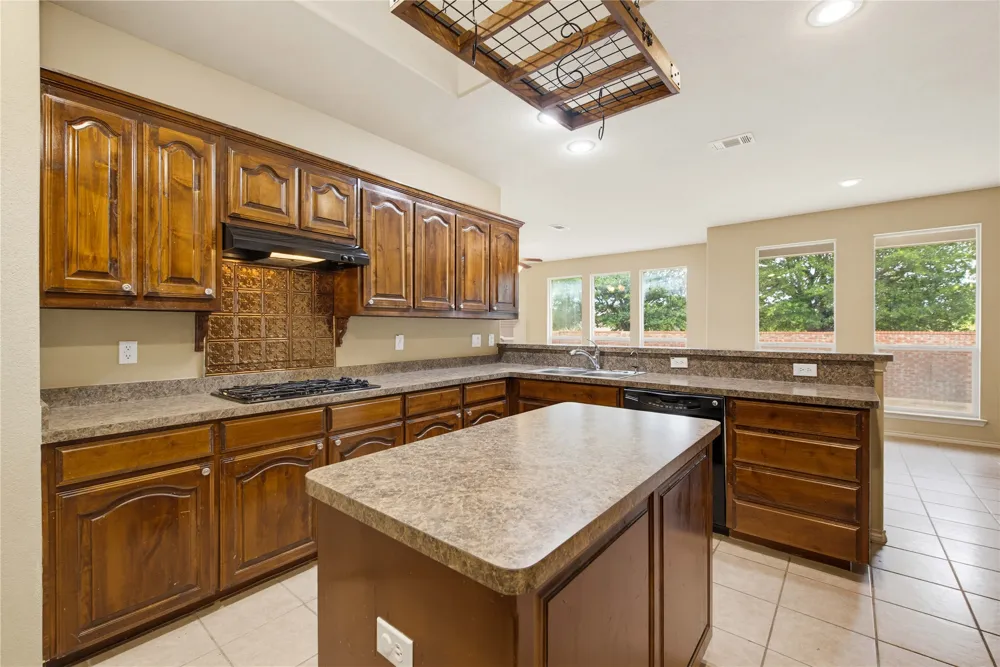 11 Beechcreek Drive Edgecliff Village, TX 76134