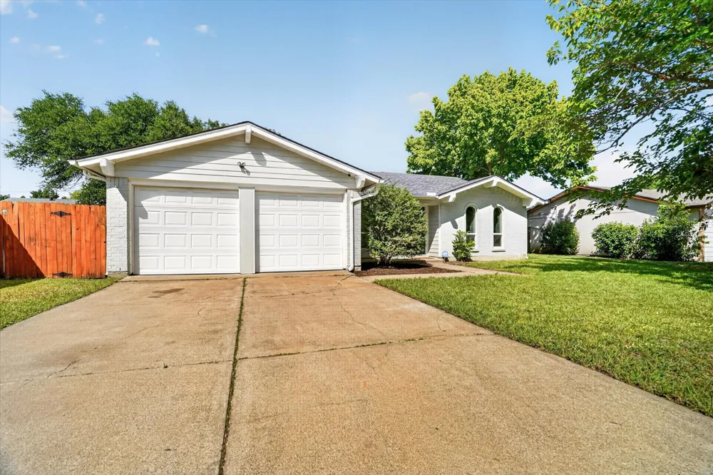 404 NW Wintercrest Road Burleson, TX 76028