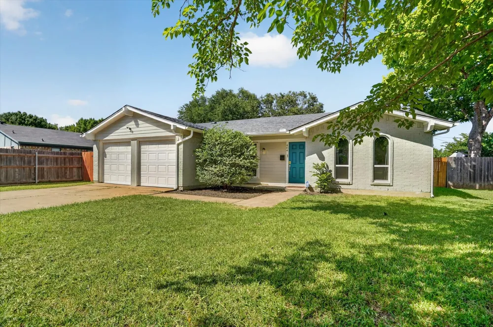 404 NW Wintercrest Road Burleson, TX 76028