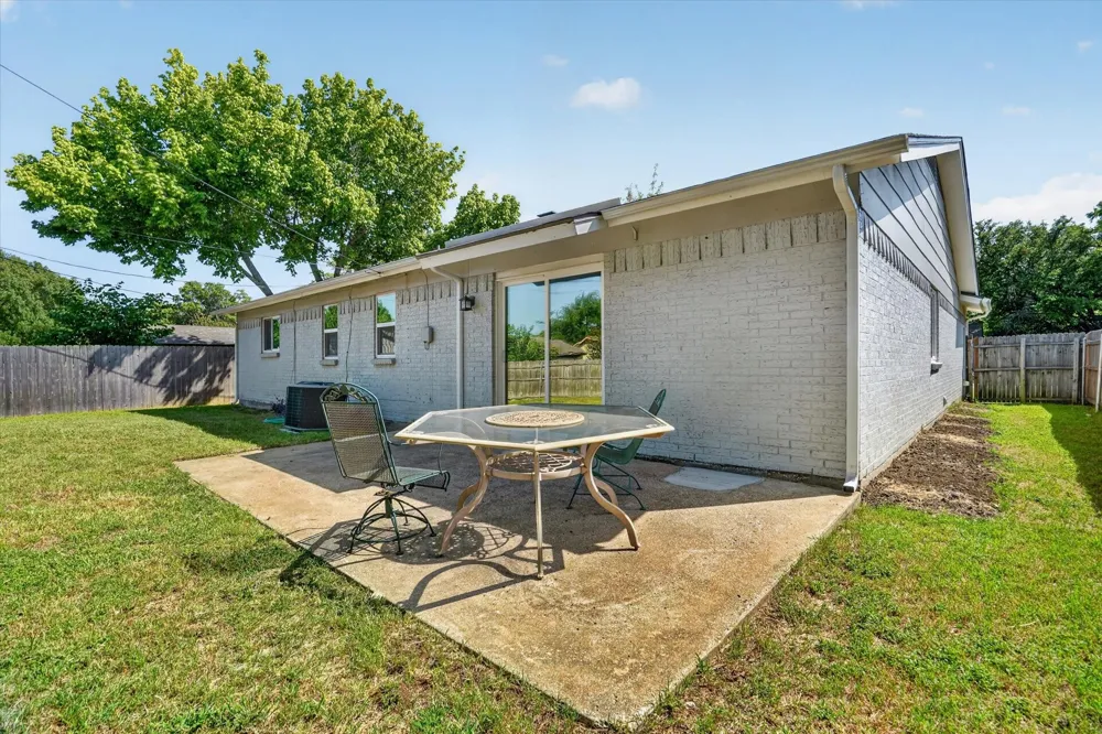 404 NW Wintercrest Road Burleson, TX 76028