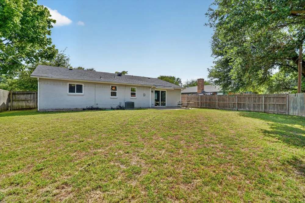 404 NW Wintercrest Road Burleson, TX 76028