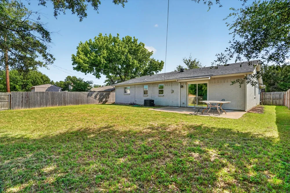 404 NW Wintercrest Road Burleson, TX 76028