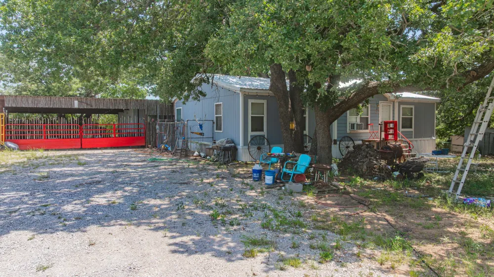 301 County Road 193 Carbon, TX 76435