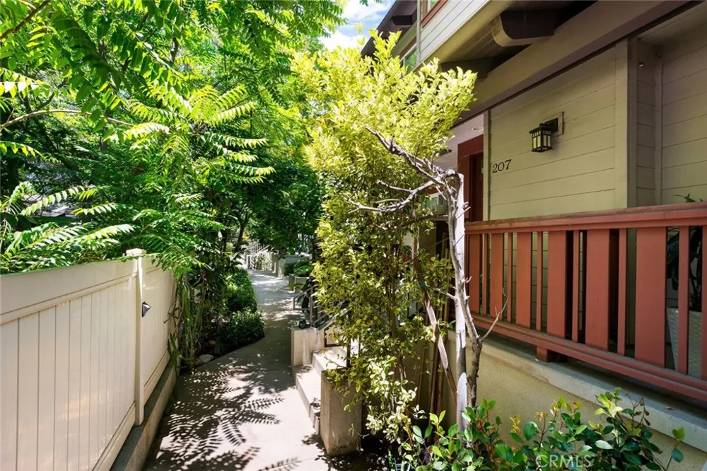 6300 Honolulu #207 La Crescenta, CA 91214