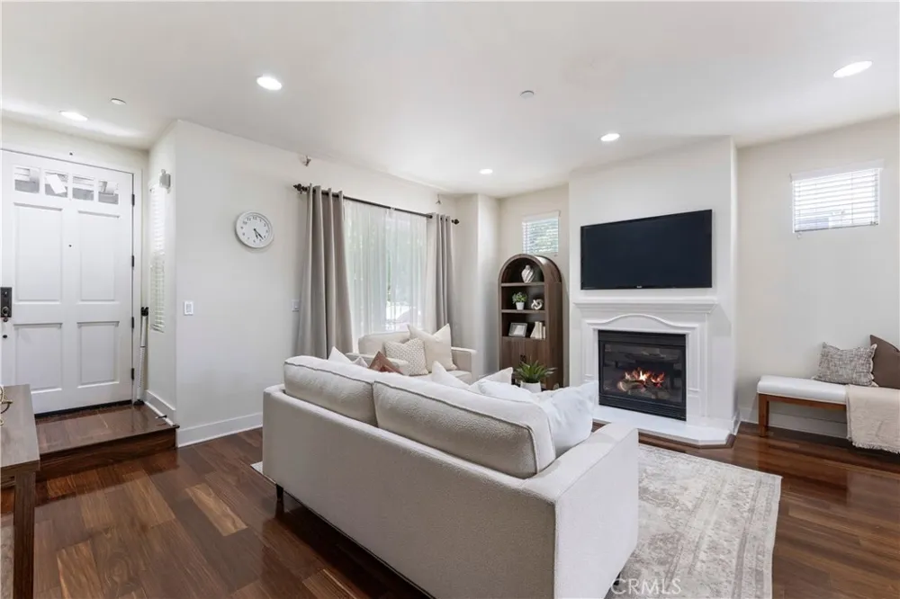 6300 Honolulu #207 La Crescenta, CA 91214