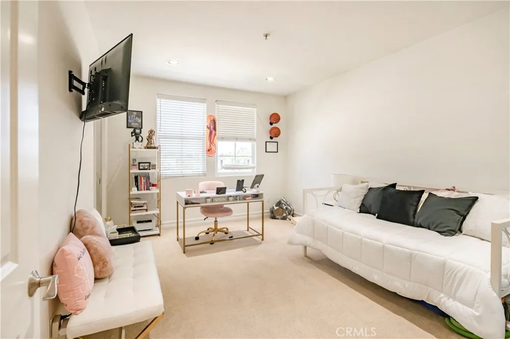 14242 Burbank #307 Sherman Oaks, CA 91401