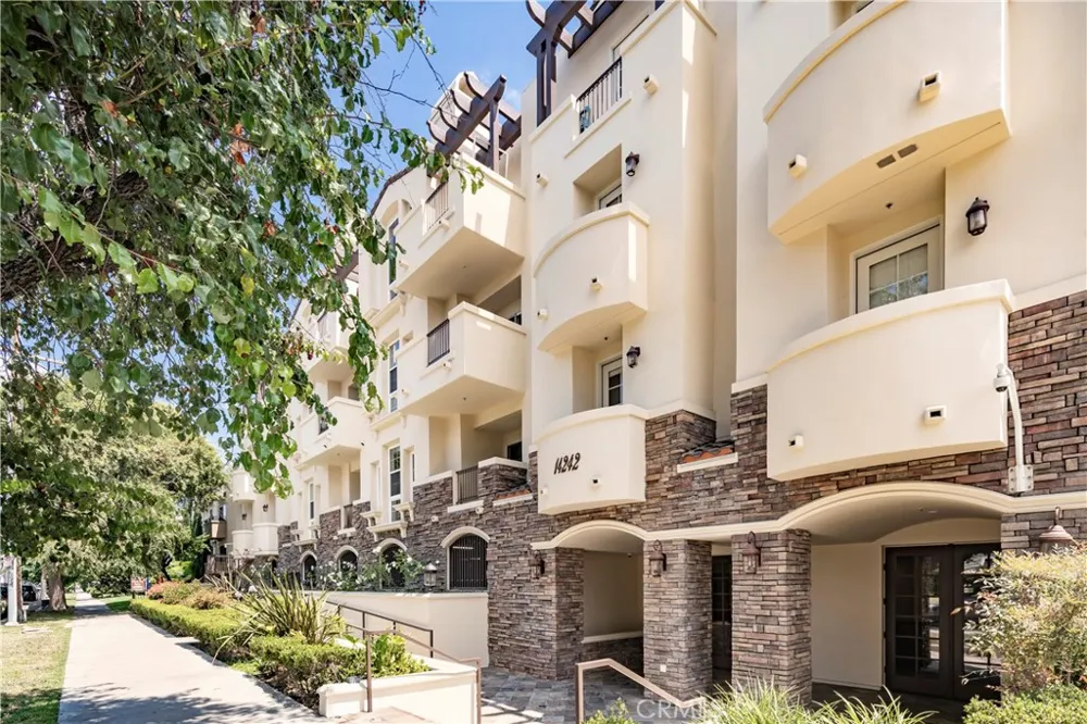 14242 Burbank #307 Sherman Oaks, CA 91401