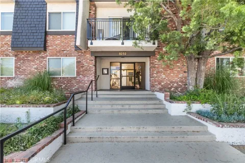5252 Coldwater Canyon #202