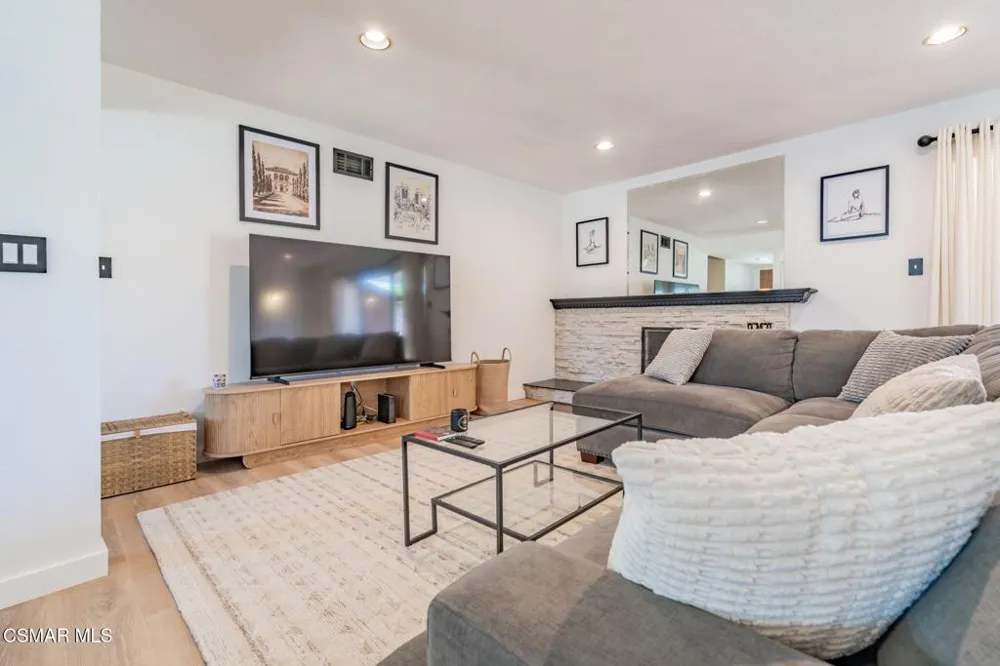 3217 Hamlin Avenue Simi Valley, CA 93063