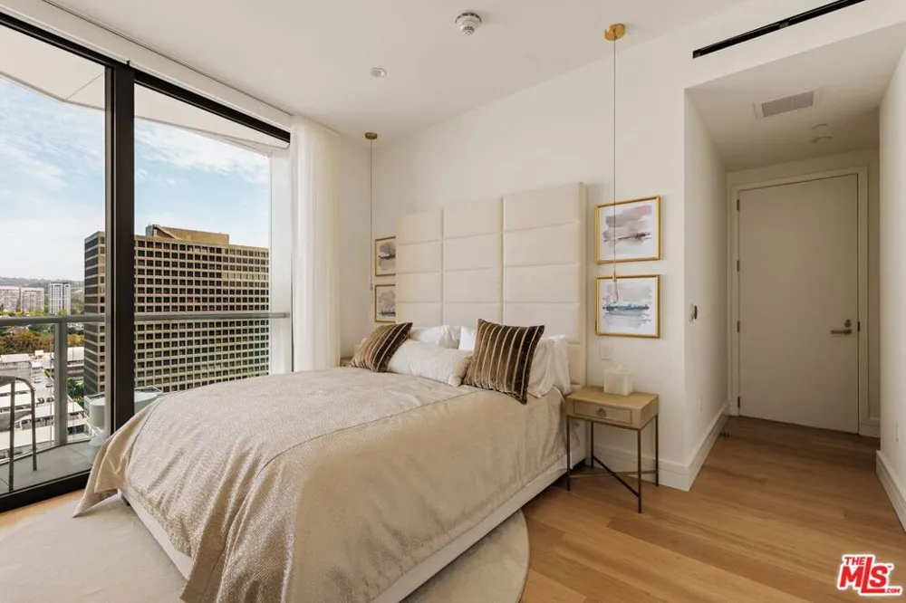 211 W Elm Court #13E Los Angeles, CA 90067