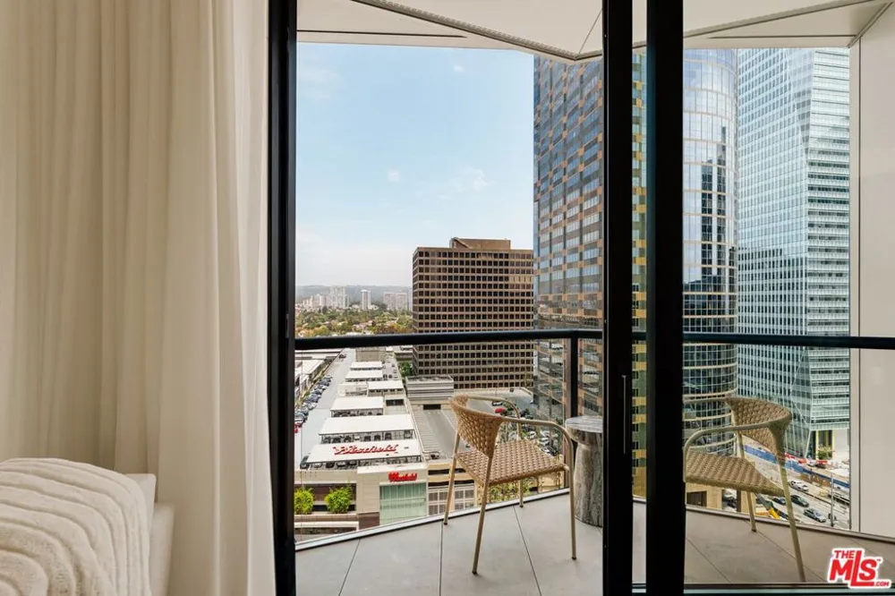211 W Elm Court #13E Los Angeles, CA 90067