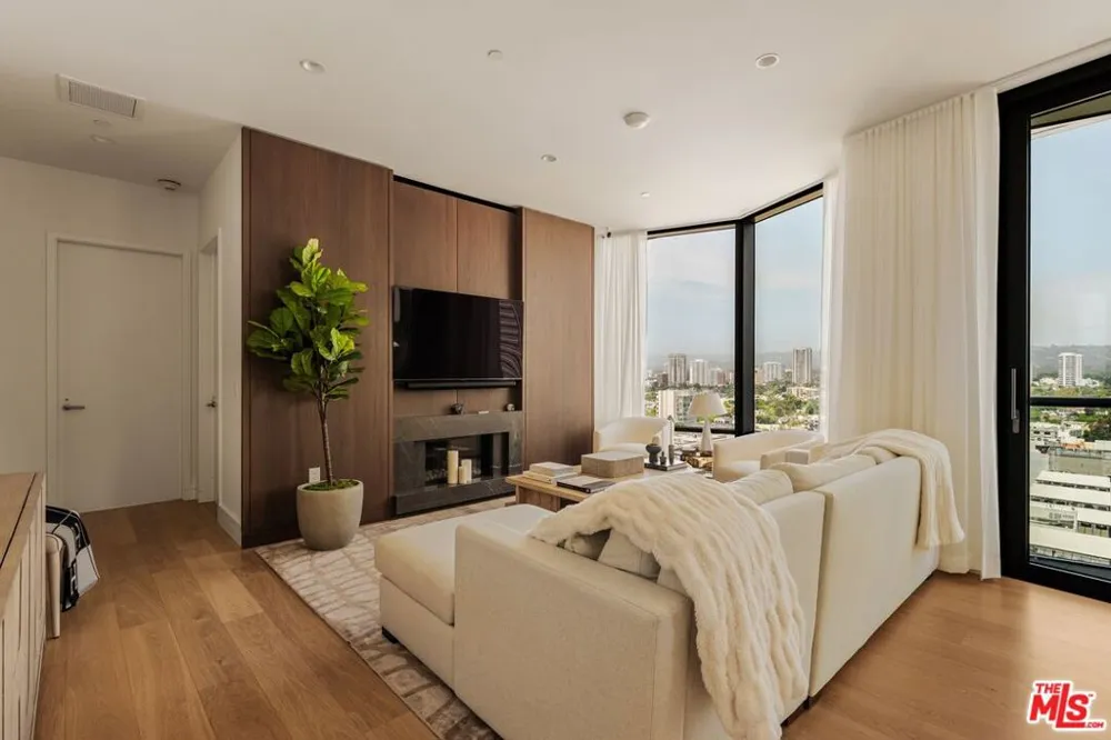 211 W Elm Court #13E Los Angeles, CA 90067