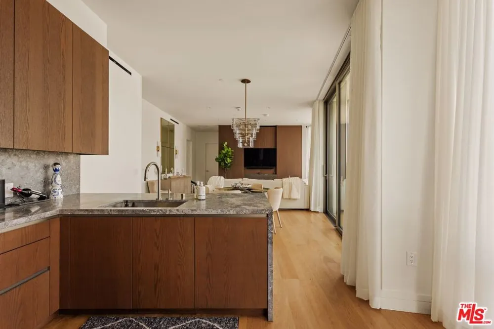 211 W Elm Court #13E Los Angeles, CA 90067