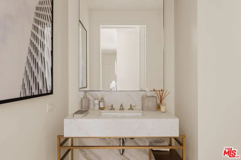 211 W Elm Court #13E Los Angeles, CA 90067