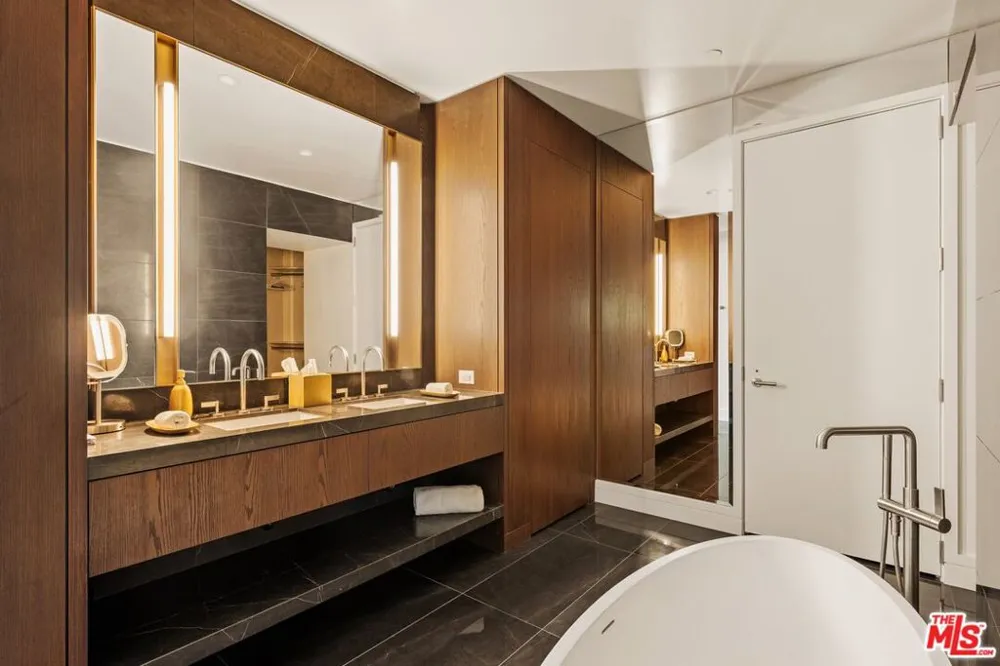 211 W Elm Court #13E Los Angeles, CA 90067