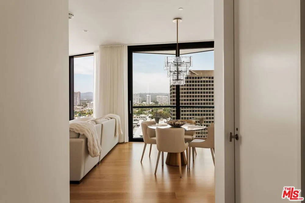 211 W Elm Court #13E Los Angeles, CA 90067