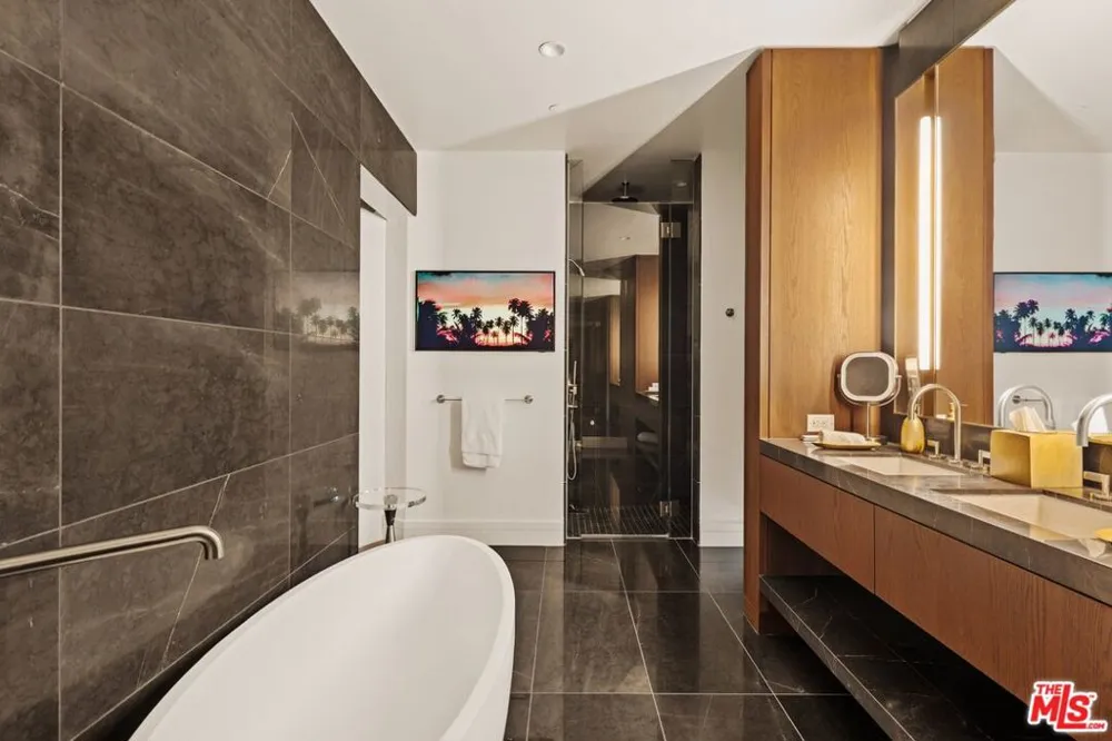 211 W Elm Court #13E Los Angeles, CA 90067