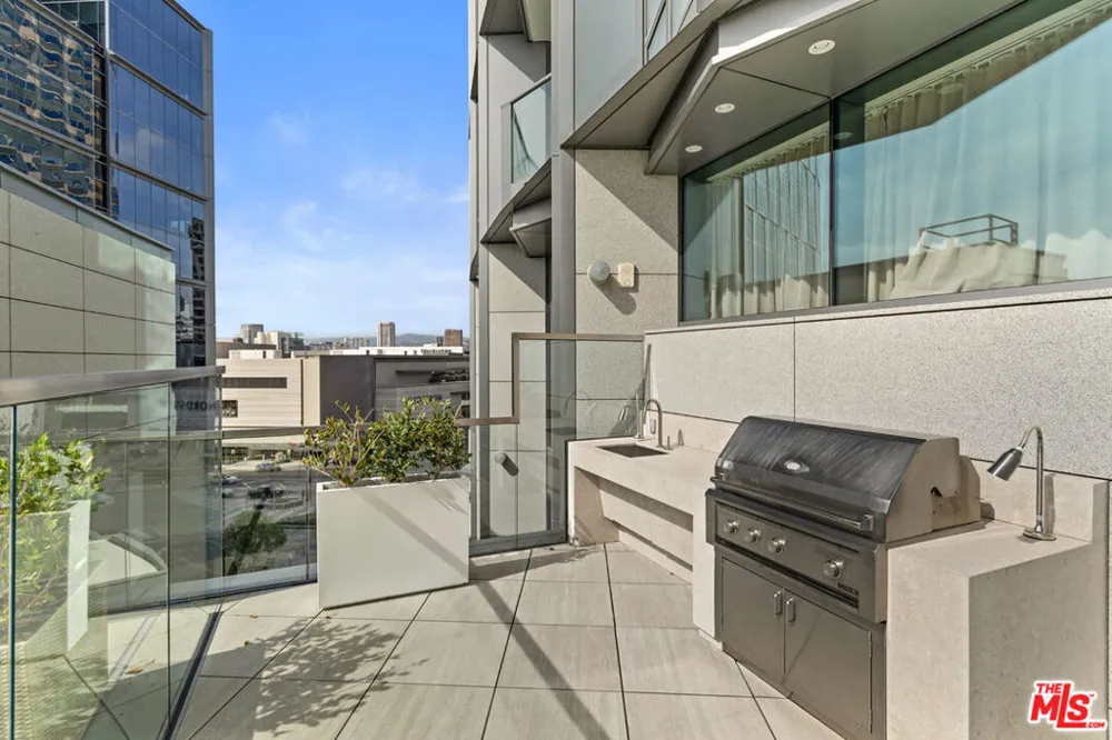 211 W Elm Court #13E Los Angeles, CA 90067