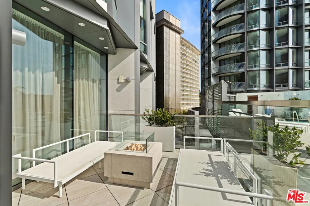 211 W Elm Court #13E Los Angeles, CA 90067