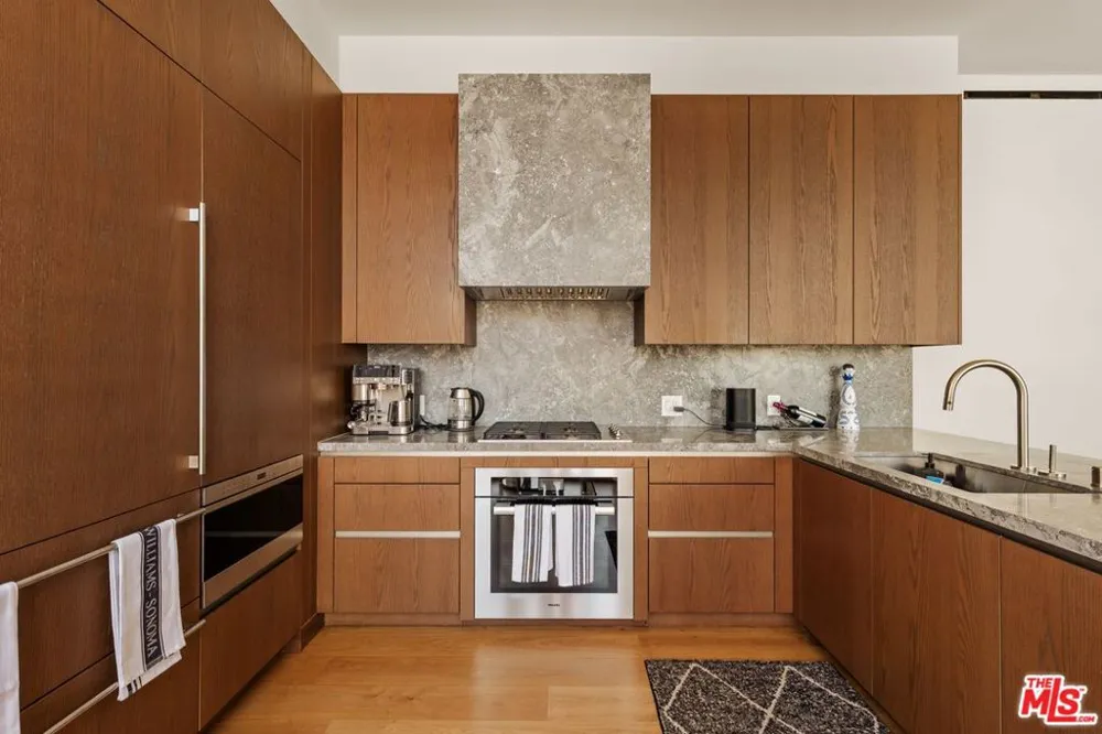 211 W Elm Court #13E Los Angeles, CA 90067