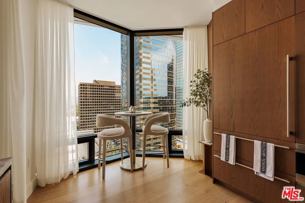 211 W Elm Court #13E Los Angeles, CA 90067
