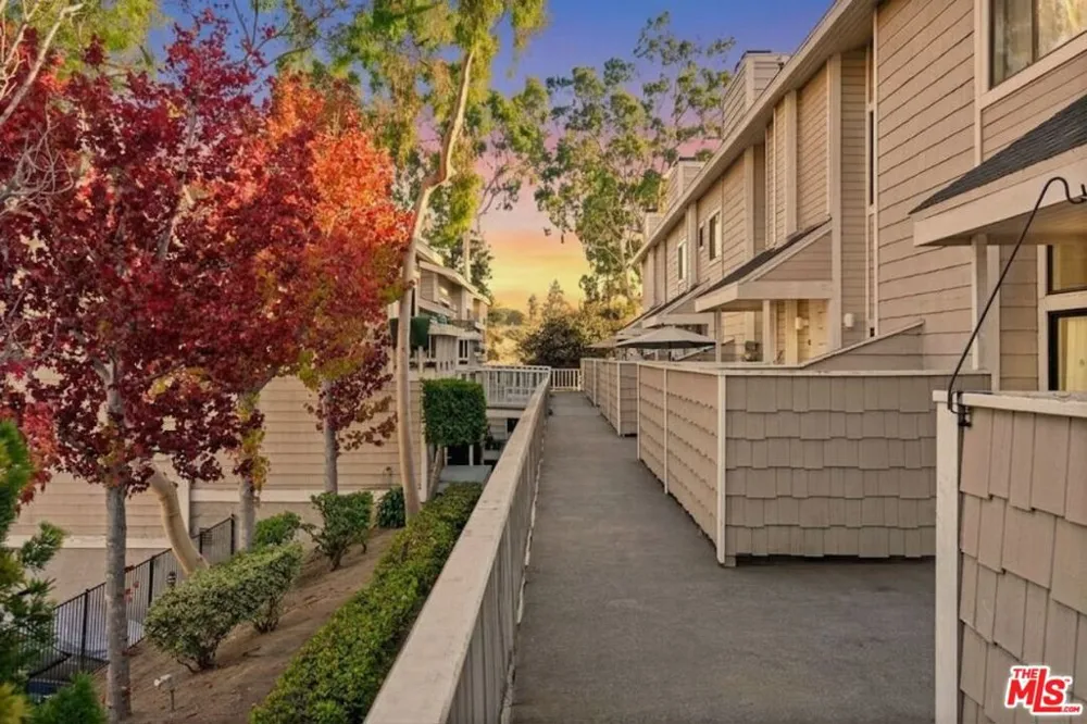 4658 Don Lorenzo Drive #G Los Angeles, CA 90008