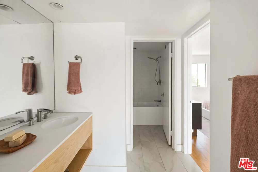 4658 Don Lorenzo Drive #G Los Angeles, CA 90008