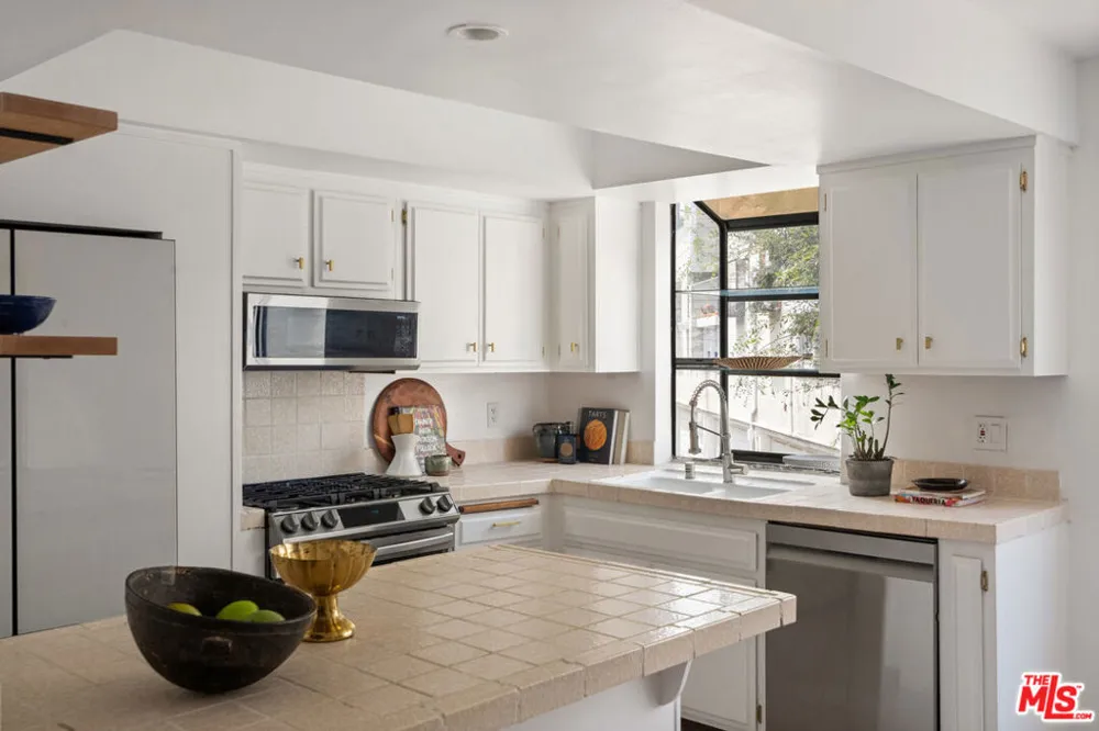 4658 Don Lorenzo Drive #G Los Angeles, CA 90008