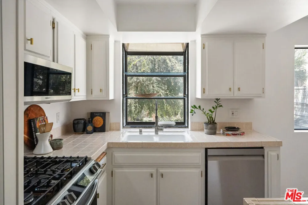 4658 Don Lorenzo Drive #G Los Angeles, CA 90008