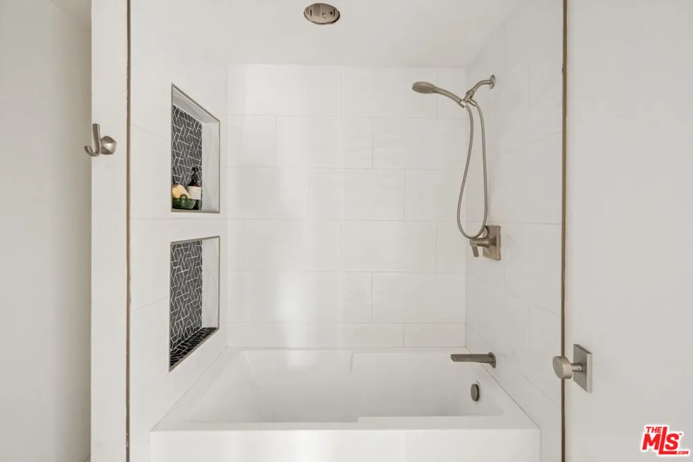 4658 Don Lorenzo Drive #G Los Angeles, CA 90008