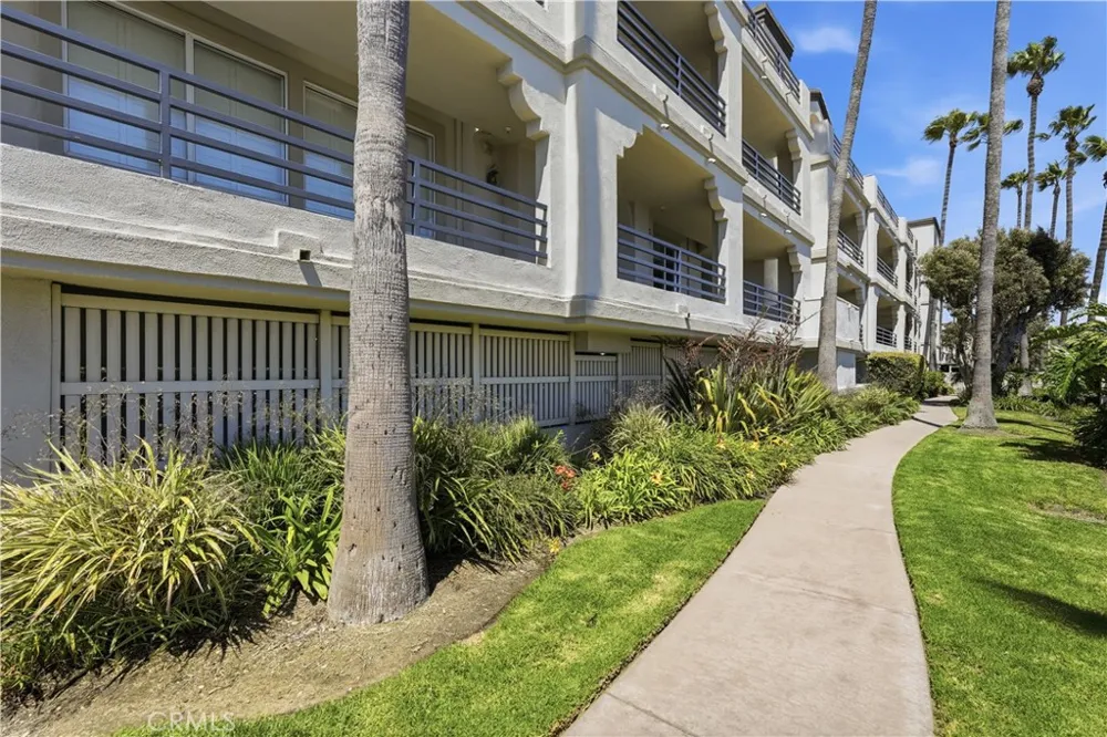 4167 Warner #205 Huntington Beach, CA 92649