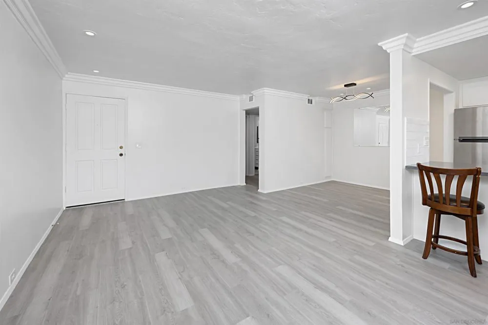 5125 FONTAINE STREET #105 Del Cerro, CA 92120