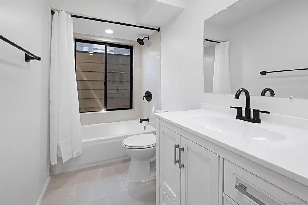 5125 FONTAINE STREET #105 Del Cerro, CA 92120