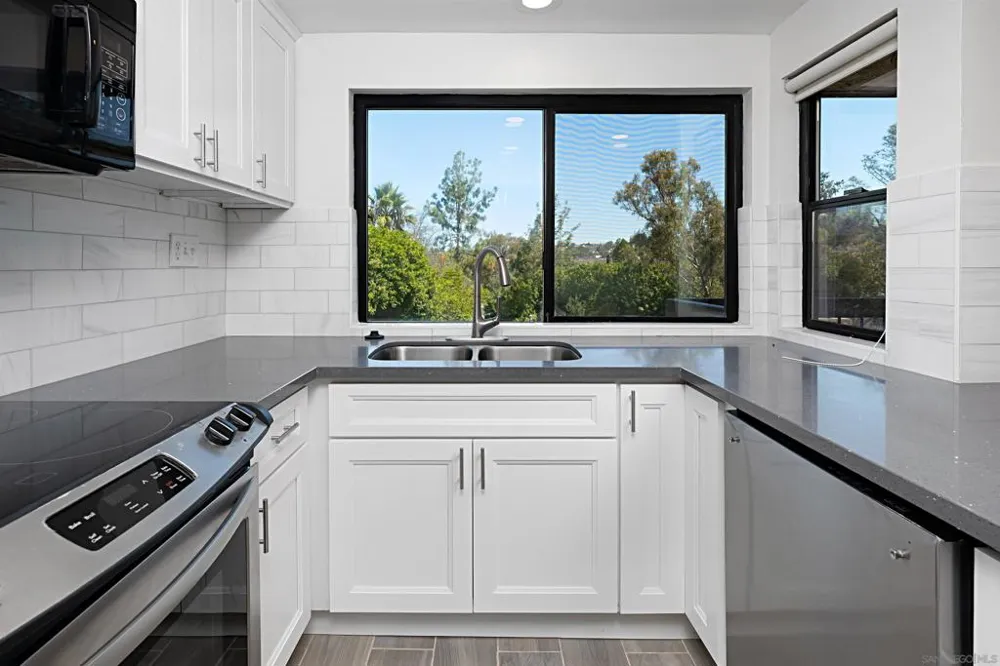 5125 FONTAINE STREET #105 Del Cerro, CA 92120