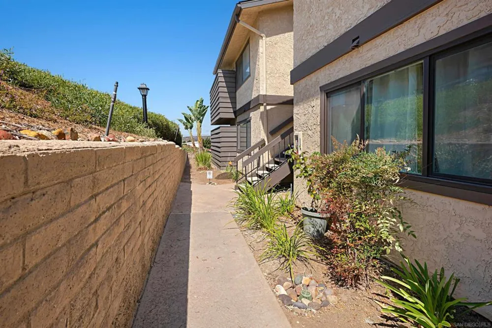 5125 FONTAINE STREET #105 Del Cerro, CA 92120