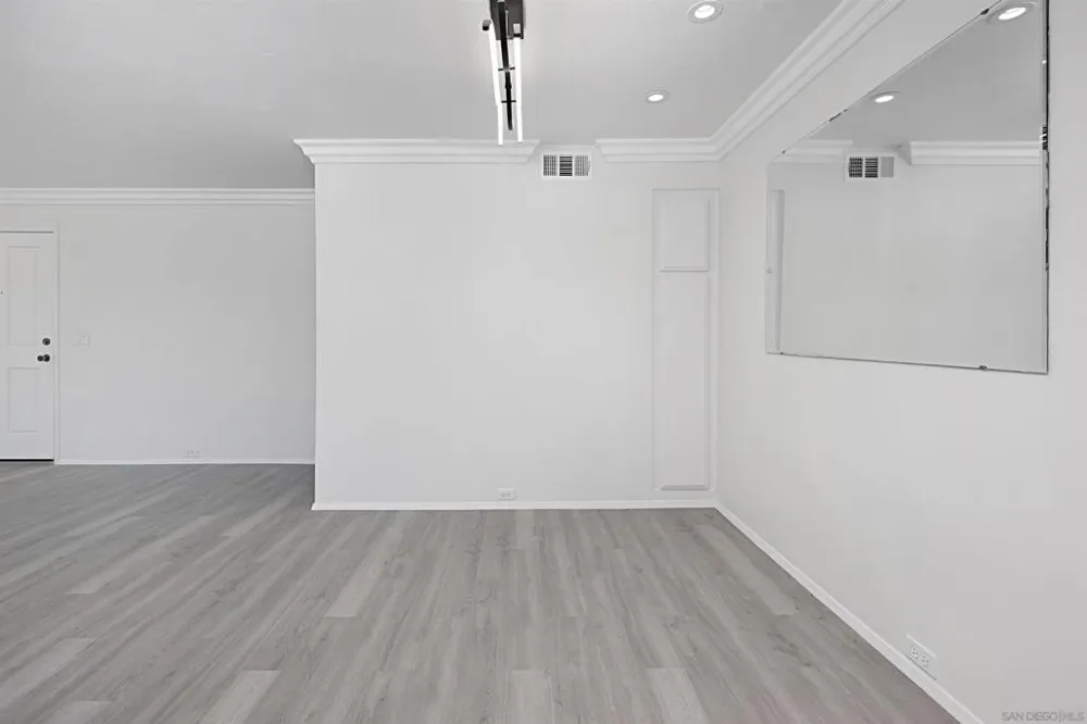 5125 FONTAINE STREET #105 Del Cerro, CA 92120